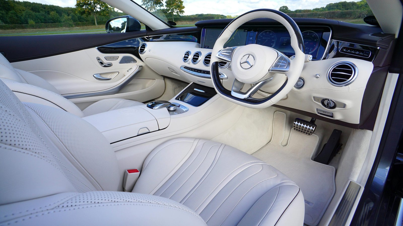 Услуги Explore the luxurious interior design of a white Mercedes car showcasing modern automotive elegance.